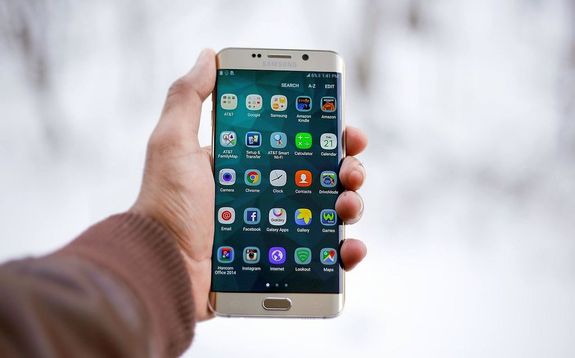 A mez�peterdi f�rfi a 30 ezer forint �rt�k� mobiltelefont m�r az �tv�tel napj�n, �rt�kes�tette telefonokkal keresked� �zletben. A k�p illusztr�ci�. K�p: Pixabay   