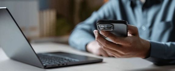 A bankb�l k�tszer is felh�vt�k a h�zasp�rt, hogy z�rolj�k a sz�ml�jukat, mert csal�s �ldozatai. K�rt�k �ket, hogy ne utaljanak p�nzt. A k�p illusztr�ci�. K�p: Shutterstock