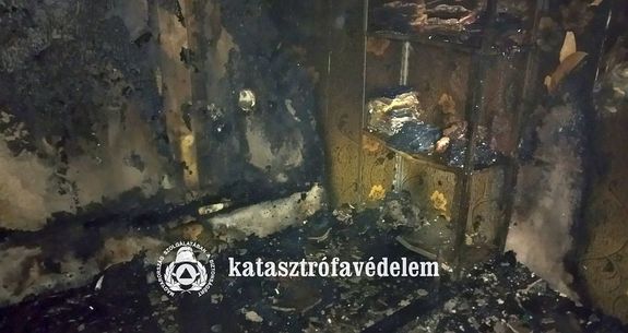 Tegnap, d�lut�n, kigyulladt a magyardombegyh�zi h�z szob�ja. K�pek forr�sa: B�k�s V�rmegyei Katasztr�fav�delmi Igazgat�s�g   