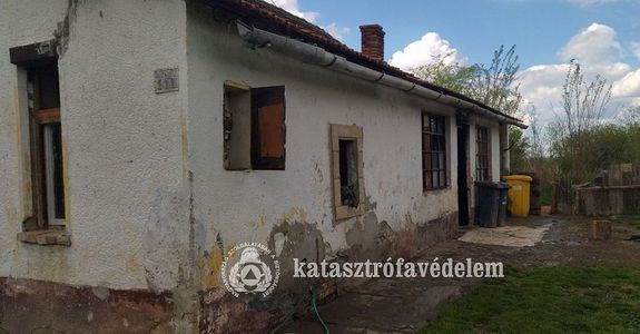 Tegnap, d�lut�n, kigyulladt a magyardombegyh�zi h�z szob�ja. K�pek forr�sa: B�k�s V�rmegyei Katasztr�fav�delmi Igazgat�s�g   