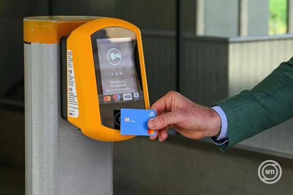 Budapesten, szerd�t�l el�rhet�v� v�lt a Pay&GO bankk�rty�s fizet�si szolg�ltat�s valamennyi metr��llom�s bej�rat�n�l. K�pek: MTI / Purger Tam�s