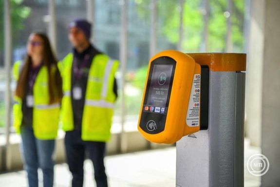 Budapesten, szerd�t�l el�rhet�v� v�lt a Pay&GO bankk�rty�s fizet�si szolg�ltat�s valamennyi metr��llom�s bej�rat�n�l. K�pek: MTI / Purger Tam�s