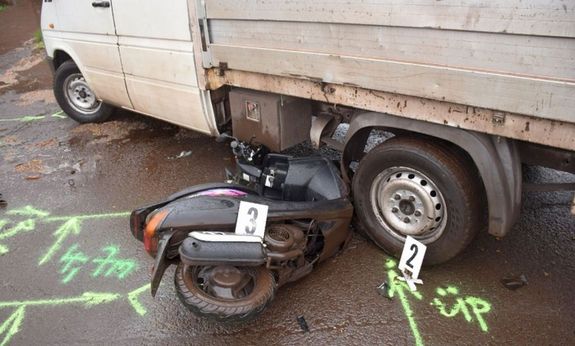  A balr�l el�z�s megkezd�se k�vetkezt�ben, a f�rfi a teherg�pkocsival a seg�dmotoros ker�kp�r bal oldal�nak �tk�z�tt, a motoros elesett. A k�p illusztr�ci�. K�p: Police.hu   