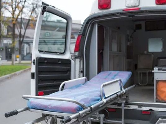 A ment�s�k a f�rfi fenyeget�seit�l tartva, f�ltek a beteg �gy�hoz k�zel menni, hogy a hord�gyra emelj�k. Emiatt, a betegnek �nerej�b�l kellett felfek�dni a hord�gyra. A k�p illusztr�ci�. K�p: VistaCreate   