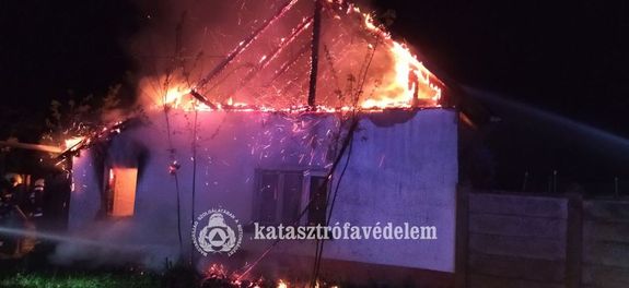 Kun�got�n, szerd�n, �jszaka, kigyulladt a lak�h�z. K�pek forr�sa: B�k�s V�rmegyei Katasztr�fav�delmi Igazgat�s�g