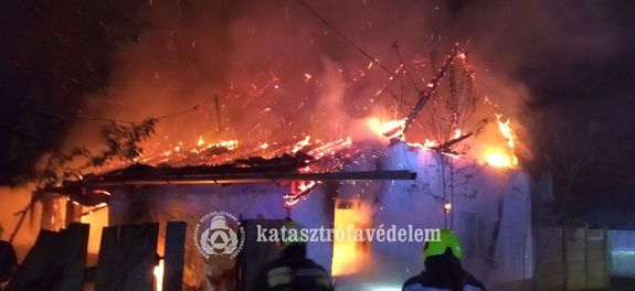 Kun�got�n, szerd�n, �jszaka, kigyulladt a lak�h�z. K�pek forr�sa: B�k�s V�rmegyei Katasztr�fav�delmi Igazgat�s�g