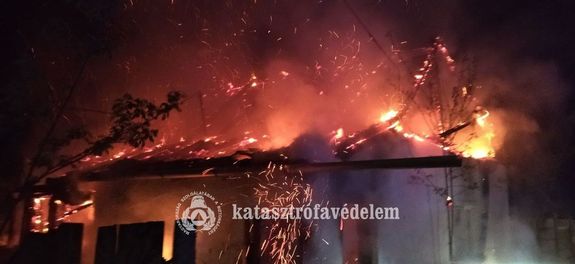 Kun�got�n, szerd�n, �jszaka, kigyulladt a lak�h�z. K�pek forr�sa: B�k�s V�rmegyei Katasztr�fav�delmi Igazgat�s�g