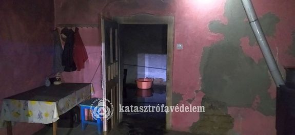 Kun�got�n, szerd�n, �jszaka, kigyulladt a lak�h�z. K�pek forr�sa: B�k�s V�rmegyei Katasztr�fav�delmi Igazgat�s�g