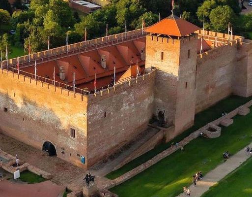 A Gyulai V�r ki�ll�t�s�nak folyamatos meg�j�t�s�ra t�rekednek. K�p forr�sa: gyula.hu