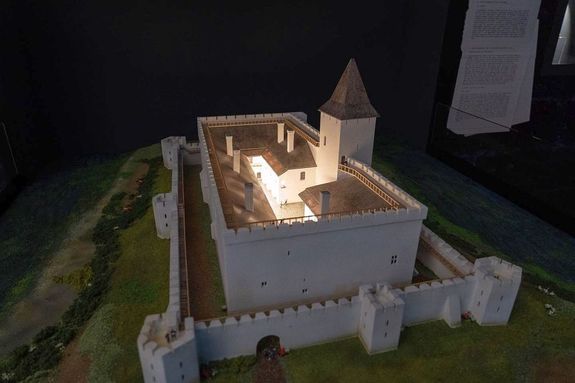 �j ki�ll�t�-teremmel b�v�lt a gyulai v�rki�ll�t�s a v�rb�rt�n egyik helyis�g�ben. K�pek a p�nteki megnyit�r�l. K�pek forr�sa: dr. G�rg�nyi Ern� polg�rmester Facebook-oldala   