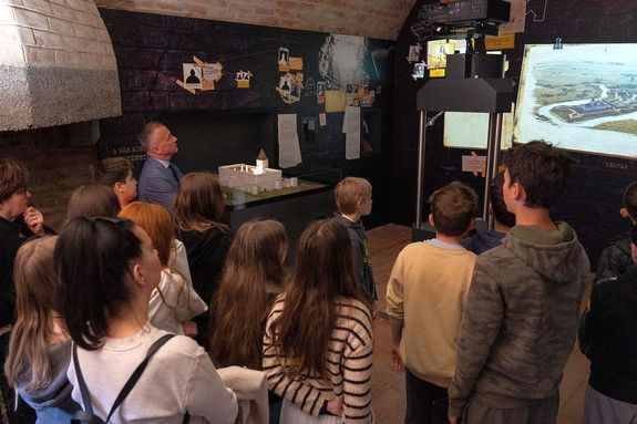 �j ki�ll�t�-teremmel b�v�lt a gyulai v�rki�ll�t�s a v�rb�rt�n egyik helyis�g�ben. K�pek a p�nteki megnyit�r�l. K�pek forr�sa: dr. G�rg�nyi Ern� polg�rmester Facebook-oldala   