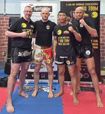 Kru Toom mester a Thai Box Akad�mia szervez�s�ben megval�sul� Muay Thai Road Show by Kru Toom keretein bel�l oktatja �s n�pszer�s�ti a muay thai-t. K�pek forr�sa: Szerz�