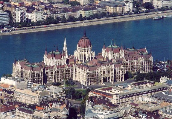 A Fidesz parlamenti frakci�ja h�tf�n alakul meg, vezet�je Guly�s Gergely lesz. A k�pen az Orsz�gh�z �p�lete. K�p: Wikip�dia   