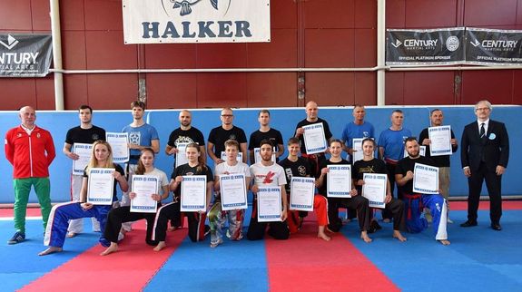 A Magyar Kick-box Szaksz�vets�g �vi, hagyom�nyos fekete�ves vizsg�j�n, 7 versenyz� �s 13 edz� adott sz�mot tud�s�r�l. K�p forr�sa: Szerz�