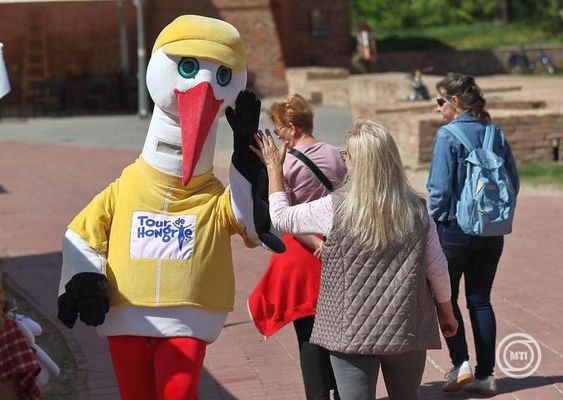 A Tour de Hongrie kabalafigur�ja, a Gyulai V�rn�l, 2026. �prilis 25-�n. K�p: MTI / Lehoczky P�ter