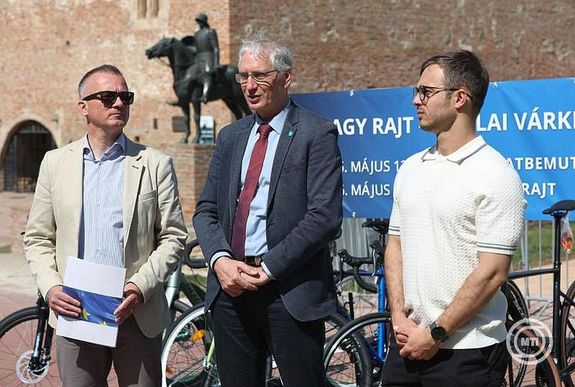 A Torur de Hongrie szombati sajt�t�j�koztat�j�n, a Gyulai V�rn�l. Balr�l jobbra: dr. G�rg�nyi Ern�, Eisenkrammer K�roly �s Kempf Zoz�. K�p: MTI / Lehoczky P�ter