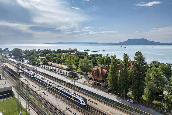 A balatoni f�vonalakon, egys�gesen �letbe l�p� menetrend t�bb k�zvetlen eljut�si lehet�s�get �s s�r�bb k�n�latot biztos�t. K�p: M�V-csoport