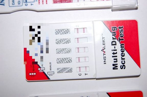  A n� �s a f�rfi k�b�t�szer-gyorstesztje pozit�v lett, a gyan� szerint, kokaint is fogyasztottak. A k�p illusztr�ci�. K�p: Police.hu