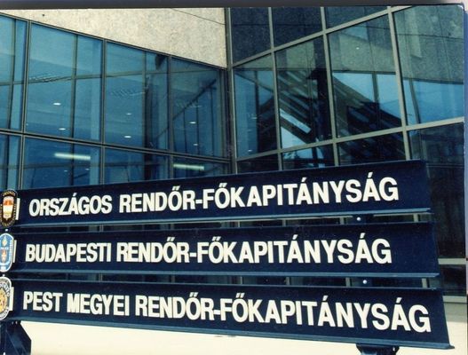  Budapesten, a rend�r- �s t�zolt�nap alkalm�b�l, �nneps�get tartottak a Bel�gyminiszt�riumban �s az ORFK Teve utcai sz�kh�z�ban (a k�pen). K�p: Police.hu   