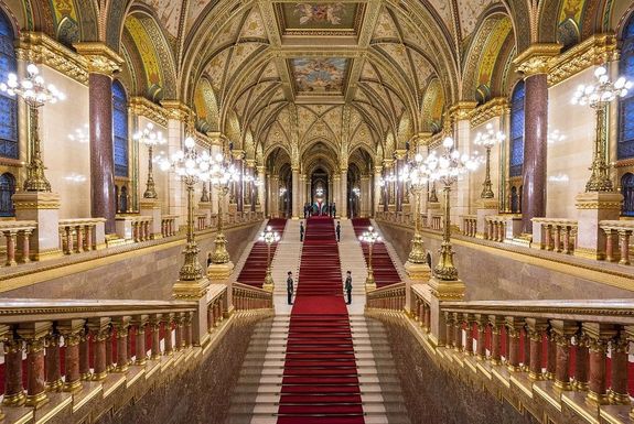 Az Orsz�gh�z d�szl�pcs�h�za. K�p forr�sa: parlament.hu