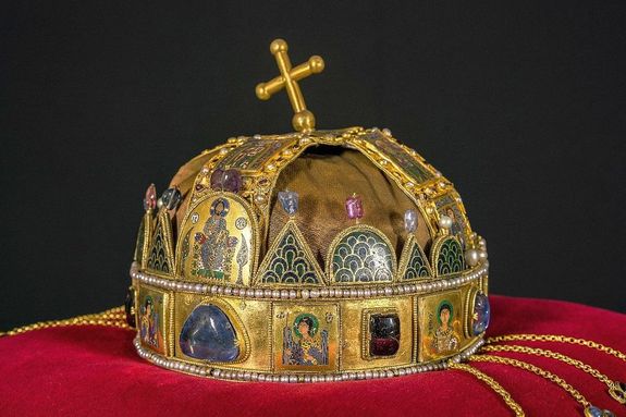 A Szent Korona a Magyar Kir�lys�g t�rt�neti uralkod�i jelv�nye. A k�z�pkori �tv�sm�v�szeti alkot�s a magyar �llamis�g egyik k�zponti jelk�pe. Forr�s: Wikip�dia. K�p forr�sa: parlament.hu