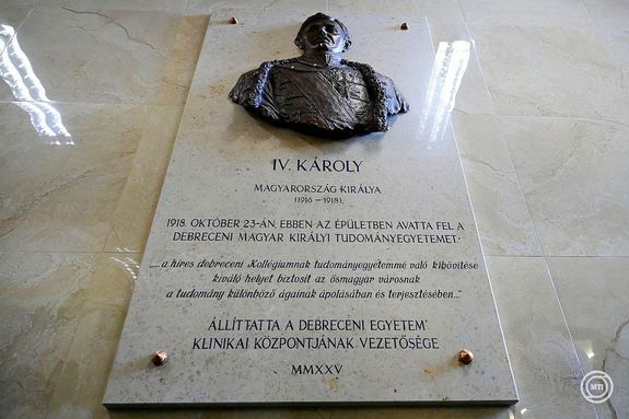 Felavatt�k IV. K�roly, az utols� osztr�k cs�sz�r �s magyar kir�ly domborm�v�t �s a r�la elnevezett d�sztermet a Debreceni Egyetem klinikai k�zpontj�ban, h�tf�n. K�p: MTI / Czegl�di Zsolt