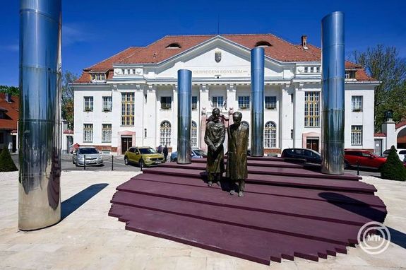  A Debreceni Egyetem klinikai k�zpontja a t�blaavat�s napj�n. K�p: MTI / Czegl�di Zsolt