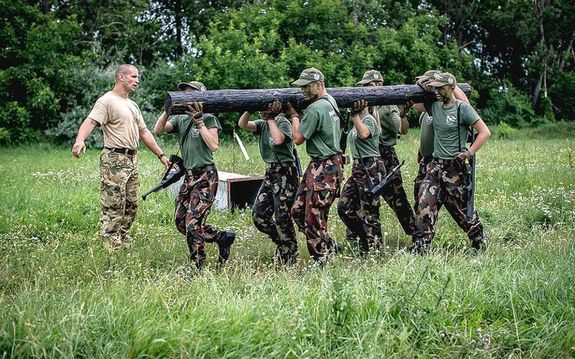 A r�sztvev�k megismerhetik a katon�k mindennapjait, feladatait �s a honv�delemhez kapcsol�d� �rt�keket, mik�zben olyan k�szs�geket saj�t�thatnak el, amelyek a h�tk�znapi �letben is hasznosak lehetnek. K�p forr�sa: honvedelmitabor.hu