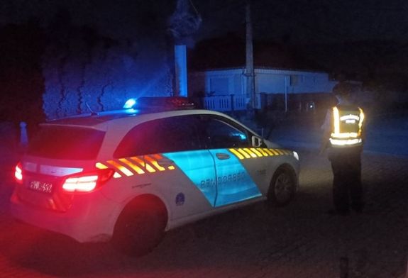 A bejelent� f�rfi �gy �rezte, koll�g�i nem mondanak igazat, nem kap megfelel� seg�ts�get a ki�rkez� j�r�r�kt�l, ez�rt emberi m�lt�s�gukat s�rt�, becs�let�ket csorb�t� kifejez�seket haszn�lva, szidalmazni kezdte �ket. A k�p illusztr�ci�. K�p: Police.hu   