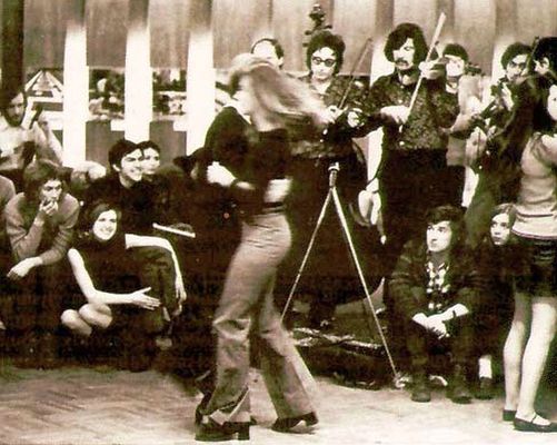 T�nch�z a hetvenes �vekben, Budapesten, a Kass�k Klubban. A k�pen, k�z�pen, Seb� Ferenc br�cs�n, mellette Halmos B�la heged�n j�tszik. K�p forr�sa: arcanum.com