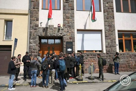  Budapesten, a VIII. ker�leti Polg�rok H�z�ban tartotta a Fidesz Orsz�gos V�lasztm�nya az �prilis 28-i �l�s�t. �js�g�r�k az �p�let el�tt. K�p: MTI / Bruz�k No�mi      