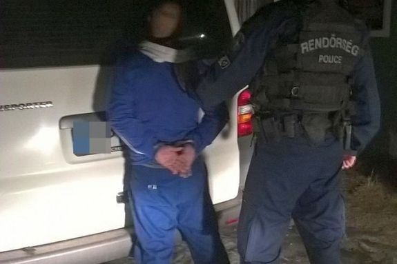 Kondoroson, kedden, hajnalban, �rizetbe vett�k az aut� vezet�j�t, akit kor�bban, eltiltottak a j�rm�vezet�st�l, droggyan�s anyag volt a cigarett�sdoboz�ban �s az aut� utasaival egy�tt, k�b�t�szert fogyasztott. A k�p illusztr�ci�. K�p: Police.hu