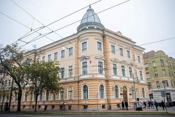  A Szegedi Tudom�nyegyetem �llam- �s Jogtudom�nyi Kar fel�j�tott �p�lete. K�p: SZTE Facebook-oldala