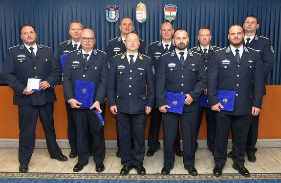  Szent Gy�rgy-nap, a Magyar Rend�rs�g Napja alkalm�b�l, �prilis 28-�n, kedden, �nnep�lyes �llom�nygy�l�s volt a B�k�s V�rmegyei Rend�r-f�kapit�nys�gon. A v�rmegyei rend�rf�kapit�ny, V�r�s Ferenc r. dand�rt�bornok elismer�seket adott �t. K�pek forr�sa: B�k�s V�rmegyei Rend�r-f�kapit�nys�g      