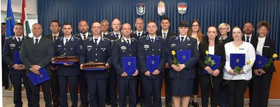  Szent Gy�rgy-nap, a Magyar Rend�rs�g Napja alkalm�b�l, �prilis 28-�n, kedden, �nnep�lyes �llom�nygy�l�s volt a B�k�s V�rmegyei Rend�r-f�kapit�nys�gon. A v�rmegyei rend�rf�kapit�ny, V�r�s Ferenc r. dand�rt�bornok elismer�seket adott �t. K�pek forr�sa: B�k�s V�rmegyei Rend�r-f�kapit�nys�g      