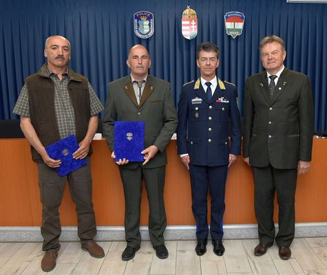  Szent Gy�rgy-nap, a Magyar Rend�rs�g Napja alkalm�b�l, �prilis 28-�n, kedden, �nnep�lyes �llom�nygy�l�s volt a B�k�s V�rmegyei Rend�r-f�kapit�nys�gon. A v�rmegyei rend�rf�kapit�ny, V�r�s Ferenc r. dand�rt�bornok elismer�seket adott �t. K�pek forr�sa: B�k�s V�rmegyei Rend�r-f�kapit�nys�g      