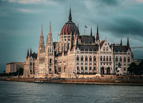 A parlamenti v�laszt�son, az NVB a Tisza P�rtnak 45, a Fidesz-KNDP-nek 42, a Mi Haz�nk Mozgalomnak hat orsz�gos list�s mand�tumot adott ki. A k�pen az Orsz�gh�z, Budapesten. K�p: Unsplash