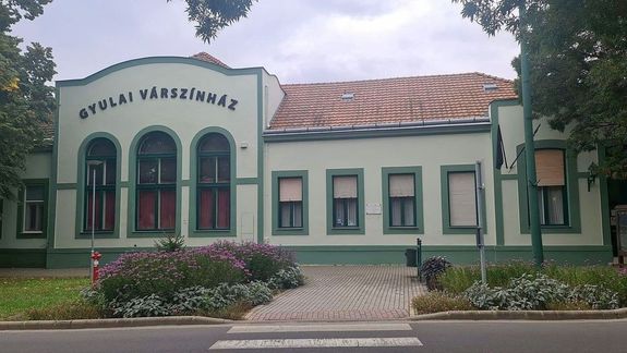 Ma, k�s� d�lut�n, a Gyulai V�rsz�nh�z kamaraterm�be, filmvet�t�sre �s k�z�ns�gtal�lkoz�ra v�rj�k az �rdekl�d�ket. K�p forr�sa: gyulaivarszinhaz.hu