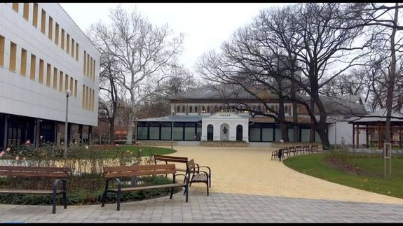 A 70 �ves Gyulai R�di� Klub m�jus 2-�n, 10 �rakor kezd�d� esem�nye G�nd�cs-kertben, a Vigad� el�tti pavilonn�l lesz. K�p forr�sa: YouTube