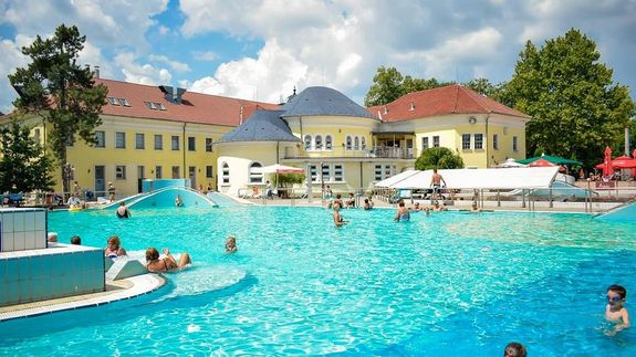 Az �rp�d Gy�gy- �s Strandf�rd�, B�k�scsab�n. K�p: vistbekescsaba.com