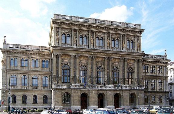 A Magyar Tudom�nyos Akad�mi�t 1825. november 3-�n alap�tott�k. Az alap�t� Sz�chenyi Istv�n. A k�pen a Magyar Tudom�nyos Akad�mia �p�lete Budapest V. ker�let�ben, a Sz�chenyi Istv�n t�ren. K�p: Daniel Cs�rf�ly. K�p forr�sa: Wikip�dia