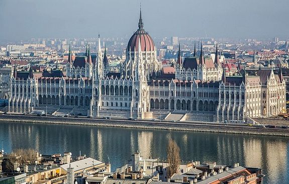 M�jus 9-�n, szombaton, eg�sz napos ,,rendszerv�lt� n�p�nnep�lyt" tartanak az �j Orsz�ggy�l�s megalakul�s�nak, a minisztereln�k megv�laszt�s�nak, esk�t�tel�nek napj�n, Budapesten, a Kossuth t�ren, �s a Parlament el�tti rakparton. K�p: Pixabay