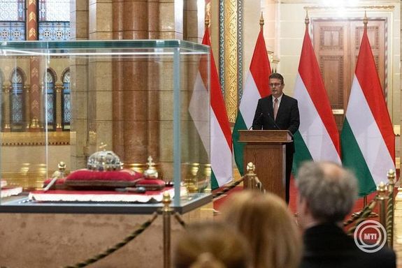  Sasv�ri R�bert, a Nemzeti V�laszt�si Bizotts�g (NVB) eln�ke az �tad�s helysz�n�n, Orsz�gh�z kupolaterm�ben elmondta, a joger�re emelked�s id�pontj�t�l, az NVB �t napon bel�l k�teles �tadni a list�n mand�tumot szerzett orsz�ggy�l�si k�pvisel�k megb�z�level�t. K�p: MTI / Kocsis Zolt�n