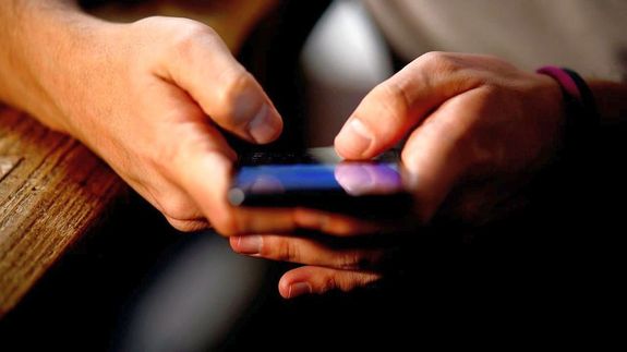 A telefon�l� f�rfi arra k�rte a n�t, hogy k�z�lje, mekkora p�nz�sszeg van a sz�ml�j�n, l�pjen be az internetes bankfi�kj�ba, hangos�tsa ki a telefonj�t, �s adja meg a bankk�rty�ja adatait a CVC-k�ddal egy�tt. A k�p illusztr�ci�. K�p: Pixabay