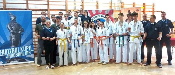 A gyulai Samuray Kyokushin Karate SE csapata. K�p forr�sa: Szerz�