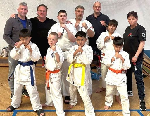 Az Orosh�zi Kyokushin Karate Szabadid�s K�r SE csapata. K�p forr�sa: Szerz�