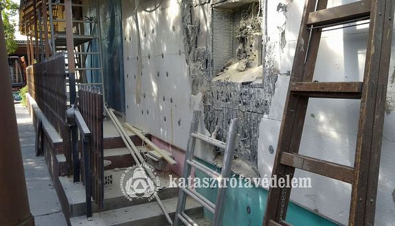 Kigyulladt a csal�di h�z villany�raszekr�nye Kevermesen, tegnap, d�lut�n. K�p forr�sa: B�k�s V�rmegyei Katasztr�fav�delmi Igazgat�s�g