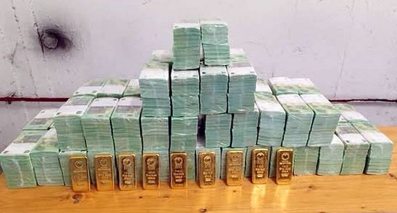  Ausztri�b�l tervezetten Ukrajn�ba, �sszesen 40 milli� doll�rt, 35 milli� eur�t �s 9 kilogramm aranyat sz�ll�tottak. K�p: facebook.com / kormanyzat.hu