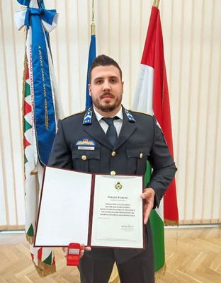F�ldes Ferenc rend�r t�rzsz�szl�s, a B�k�scsabai Rend�rkapit�nys�g K�zrendv�delmi Oszt�ly�nak szolg�latir�ny�t� parancsnoka a f�igazgat�i kit�ntet�st azzal �rdemelte ki, hogy b�k�scsabai, �g� h�z�b�l mentette ki az ott lak� f�rfit. K�p: B�k�s v�rmegyei rend�rs�g Facebook-oldala