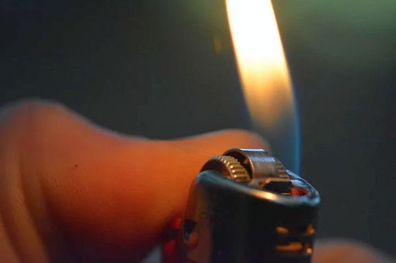 A h�z le�g�s�t a t�zolt�k akad�lyozt�k meg. A t�z vesz�lyeztette  a szomsz�d h�zat �s terjed�se kisz�m�thatatlan volt. A k�p illusztr�ci�. K�p: DepositPhotos
